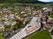 Das Werk von Swissmetal in Reconvilier (im Vordergrund) prägt das Ortsbild dieses bernjurassischen Dorfes. (Bild: KEYSTONE/LAURENT DARBELLAY)