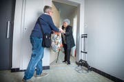 Ursi Stöcklin erledigt für Frau Gerber im Kurzdorf die Einkäufe. (Bild: Andrea Stalder, März 2017)