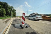 Die Wilerstrasse ist aufgrund der Bauarbeiten bereits jetzt nur Richtung Wil befahrbar. Ab Donnerstag ist sie ganz gesperrt. (Bild: Olaf Kühne)