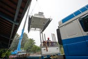 Trotz eines heftigen Regenschauers landet der Katamaran sicher auf dem bereitstehenden LKW. (Bild: Donato Caspari)