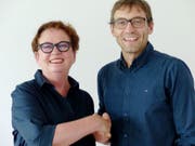 David Truttmann heisst der Chefredaktor der neuen rätoromanischen Nachrichtenagentur Fundaziun Medias Rumantschas. Stiftungspräsidentin und Ex-Bundeskanzlerin Corina Casanova (links) gratuliert. (Bild: FMR)