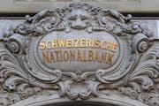 Die Nationalbank steht nach der Zinssenkung der US-Notenbank und dem Handelsstreit zwischen China und den USA unter Druck. (Bild: Anthony Anex/Keystone)