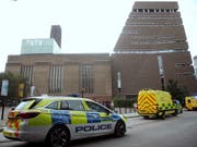 Kranken- und Polizeiautos warten vor dem Museum Tate Modern in London, nachdem ein Jugendlicher ein 6-jähriges Kind von der Aussichtsplattform gestossen hat. Der Täter muss sich wegen versuchten Mordes verantworten. (Bild: KEYSTONE/AP PA/YUI MOK)