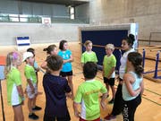 Die Kinder lauschen den Regeln von «15–14», bevor es los geht. (Bild: Philipp Wolf)