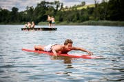 Badeaufsicht Andrea Insolia macht auf seinem Board einen Rundgang übers Wasser. (Bilder: Reto Martin)