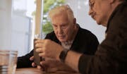 Erklären, wie ein Smartphone funktioniert, ist ein mögliches Angebot der Nachbarschaftshilfe. (Bild: PD)