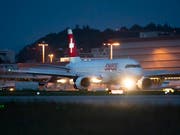 Mit den Flugpreisen soll es gemäss einer Studie 2020 nach oben gehen: Eine Maschine der Swiss auf dem Flughafen Zürich-Kloten (Archivbild). (Bild: KEYSTONE/GAETAN BALLY)
