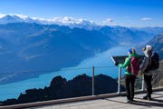 Geniessen die Vorzüge der Schweiz: Touristen auf dem Brienzer Rothorn. (Bild: Anthony Anex/Keystone)
