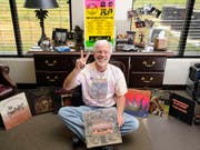 Das Woodstock-Festival vor 50 Jahren hat eine ganze Generation von Musik-Fans geprägt. Im Bild der US-Amerikaner George Hill, der am Festival mit dabei war, umrahmt von zahlreichen Erinnerungen an das legendäre Fest. (Bild: KEYSTONE/AP The Baxter Bulletin, Rev-share/KEVIN PIEPER)