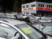 Ein Autohändler bietet Autos zum Verkauf an (Archivbild). (Bild: KEYSTONE/STEFFEN SCHMIDT)