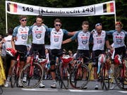 In der Trauer vereint: Die Fahrer von Lotto Soudal, dem Team des am Montag tödlich verunglückten Bjorg Lambrecht, am Ziel der 4. Etappe der Polen-Rundfahrt (Bild: KEYSTONE/EPA PAP/HANNA BARDO)