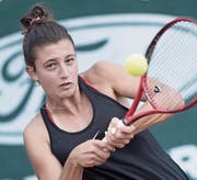 Die Surseerin Kristina Milenkovic wehrt sich gegen die nationale Spitzenspielerin Ylena In-Albon nach Kräften, muss sich aber schliesslich geschlagen geben. (Bild: Pius Amrein, Sursee, 6. August 2019)