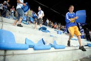 Souvenirjäger im Stadion Allmend nach dem letzten Spiel des FCL im alten Allmend-Stadion am 13. Juni 2009. Junge Fans tragen als Andenken Sitzmöbel nach Hause. (Bild: Pius Amrein, 13. Juni 2009)