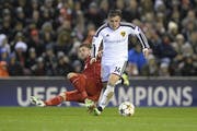 Eine der magischen Nächte für Taulant Xhaka (rechts): Das 1:1 an der Anfield Road. Liverpool (hier mit Alberto Moreno) schied aus, der FCB zog ins Achtelfinale ein. (Bild: Keystone, 9. Dezember 2014)