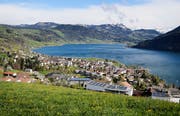Blick von oben auf den Ägerisee. (Bild: Stefan Kaiser, Oberägeri, 24. April 2019)