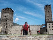 Dem Weltmeister scheint es im Tessin zu gefallen: Im letzten Jahr posierte Justin Gatlin vor dem Castelgrande in Bellinzona (Bild: KEYSTONE/TI-PRESS/SAMUEL GOLAY)