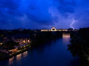 Rund 40'400 Blitze an einem Tag: Die Schweiz hat einen gewittrigen Dienstag hinter sich. (Bild: KEYSTONE/ANTHONY ANEX)
