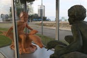 Kritisch beäugt das Original (rechts) seinen Zwilling. (Bild: Lisa Wickart)