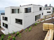 Die Hypothekarzinsen dürften noch lange tief bauen: eine Immobilie kurz vor ihrer Fertigstellung (Archivbild). (Bild: KEYSTONE/STEFFEN SCHMIDT)