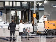 Steuerverwaltungsdirektorin Merete Agergaard und Steuerminister Morten Bodskov begutachten nach einer Explosion die Schäden an der Fassade des Steuerverwaltungsgebäudes in Kopenhagen. (Bild: KEYSTONE/EPA RITZAU SCANPIX/OLAFUR STEINAR GESTSSON)