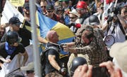 Bei einem Aufmarsch weisser Nationalisten 2017 kam es in Charlottesville zu groben Auseinandersetzungen mit Gegendemonstranten. (Bild: AP)