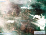 Eine Satellitenaufnahme der Waldbrände in der Region Irkutsk in Sibirien vom 1. August 2019. Insgesamt sind bereits mehr als 30'000 Quadratkilometer Fläche verbrannt. (Bild: KEYSTONE/AP Roscosmos Space Agency)