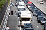 Anstandsregeln gelten nicht nur neben der Strasse, sondern auch auf der Autobahn - wie hier vor dem Gotthard in Silenen (Bild: Keystone (8. Juni 2019)).
