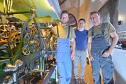 Mesmer Roger Keller (Mitte) freut sich über die gelungene Revision der beiden Kirchturmtechniker Jeremias Wicki und Sandro Fraefel. (Bild: Mario Testa)