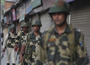 Indische Soldaten patroullieren in Srinagar, einer Stadt in der Nähe der umstrittenen Region Kaschmir. (Bild: Mukhtar Khan/AP, 4. August 2019)
