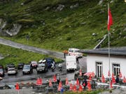 Militärpolizisten sichern die Unfallstelle am Sustenpass. (Bild: Brigitte Büchel/Tele 1, Sustenpass, 7. August 2019)