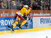 Biels Damien Riat (vorne) kann sich bei den Washington Capitals beweisen (Bild: KEYSTONE/ANTHONY ANEX)