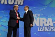 Donald Trump mit NRA-Geschäftsführer Wayne LaPierre beim Jahrestreffen des Waffenverbands. (Bild: AP)