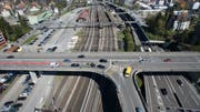 Blumen statt Autos: Der Streifen nördlich des Bahnhofs St.Fiden, zwischen der Bachstrasse (links) und den Gleisen, soll neu genutzt werden. (Bild: Ralph Ribi/10. April 2017)