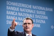 Soll Nationalbank-Chef Thomas Jordan helfen, die Finanzierungsprobleme der AHV zu lösen? (KEYSTONE/Anthony Anex)