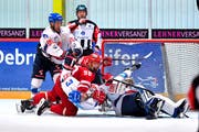 Packende Zweikämpfe gehören mit zum Spitzeneishockey in der Surseer Eishalle. (Bild: PD)
