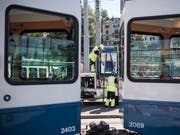 Die Kollision zweier Trams legte den Tramverkehr am Bahnhof Enge vorübergehend lahm. (Bild: KEYSTONE/ENNIO LEANZA)