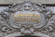 Fassade der Nationalbank am Bundesplatz in Bern: Ihre Devisenreserven sind auf fast 770 Milliarden Franken angeschwollen. Vor zehn Jahren waren es noch 100 Milliarden. (KEYSTONE/Anthony Anex)