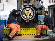 Zwei Arbeiter in der SBB-Cargo-Werkstätte in Bellinzona. (Bild: KEYSTONE/TI-PRESS/GABRIELE PUTZU)
