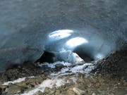 Eine Innenaufnahme der Eisgrotte, in welcher der vermisste Ungar gefunden wurde. (Bild: Kapo GR)