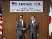 US-Verteidigungsminister Mark Esper (links) und sein japanischer Amtskollege Takeshi Iwaya (rechts) vor ihren Gesprächen in Tokio. (Bild: Keystone/EPA AP POOL/EUGENE HOSHIKO / POOL)