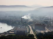 Während die Finanzbranche Aufwind verspürt, bleibt die Industrie unter Druck. (Bild: KEYSTONE/GAETAN BALLY)