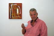 Erich Hausammann vor einem Bild André Butzers in der laufenden Ausstellung der Galerie Kirchgasse Steckborn. (Bild: Dieter Langhart)