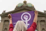 Eine Frau protestiert Mitte Juni am Frauenstreik vor dem Bundeshaus in Bern (Bild: Keystone).