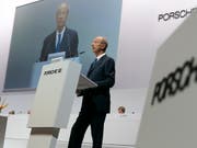 Die VW-Dachgesellschaft Porsche SE hat deutlich mehr verdient - Im Bild CEO Hans Dieter Pötsch an der Generalversammlung im Juni. (Bild: KEYSTONE/EPA/RONALD WITTEK)