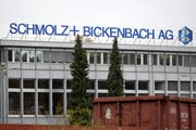 Das Firmenlogo des Stahlkonzerns Schmolz + Bickenbach am Standort im Emmenbrücke. Der Hauptsitz der Gruppe befindet sich in Luzern. (Bild: Urs Flüeler/Keystone, 27. Oktober 2014)