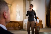 Autorin und Kantonsbibliothekarin Heidi Eisenhut stellt in der Kirche Trogen ihr neues Buch vor. (Bild: Claudio Weder)