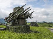 Die Fliegerabwehr gehört zur Schweizer Luftwaffe und benutzt derzeit drei Abwehrsysteme, von denen eines der Rapier (Boden-Luft-Rakete) ist. Nun wird ein neues System evaluiert. (Bild: KEYSTONE/GAETAN BALLY)