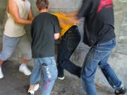 Mutmassliche FCZ-Fans griffen im Sommer 2017 YB-Fans im Extrazug tätlich an. (Bild: KEYSTONE/MARTIN RUETSCHI)