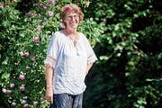 Franziska Stenico in ihrem Garten im Weiler Winterschwil. Bild: Colin Frei