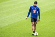 Der lächelnde Luzerner Innenverteidiger Lucas Alves am Mittwochmorgen mit Kopfschutz im Abschlusstraining in der Swisspor-Arena. (Bild: Alexandra Wey/Keystone, Luzern, 7. August 2019)